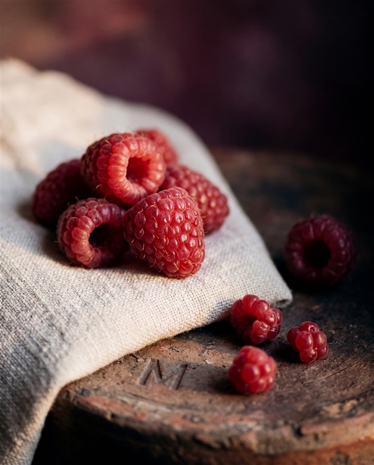 Hrací deska kasina s kartami a žetony
